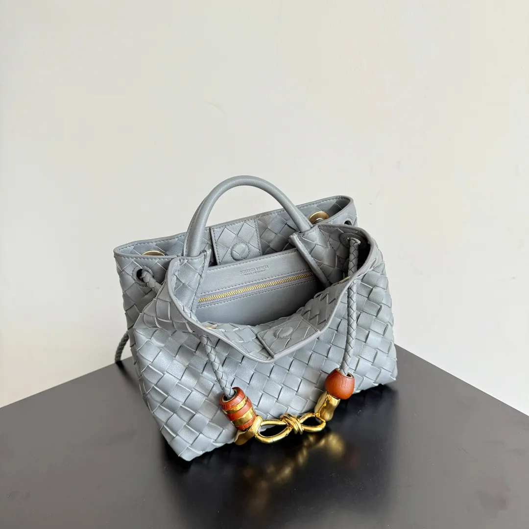 The new Andiamo batch of 3060 BV is shipped‼ ️The classic intercciato weaving process is used to create a soft bag, the metal knot is made of micro-cast aluminum using jewelry technology🪢, and the decorative beads are made of metal and hand-polished oak, allowing you to jump repeatedly between elegance and fun💃, making it unpredictable. Classic and versatile, it shows off your temperament, and the bag has a large capacity, making it very convenient for daily commuting! It has a variety of carrying methods, the shoulder straps can be adjusted by yourself, the original lambskin feels soft and delicate, and the unisex style breaks gender boundaries and brings a more practical and long-lasting use experience. The Andiamo, which has both elegant and casual styles, perfectly interprets the "fashionable old money style". Style number: 743568+wood hardware Color: slate gray Size: 25*22*10.5cm
